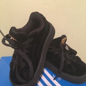 Baby black. Suede pumas!